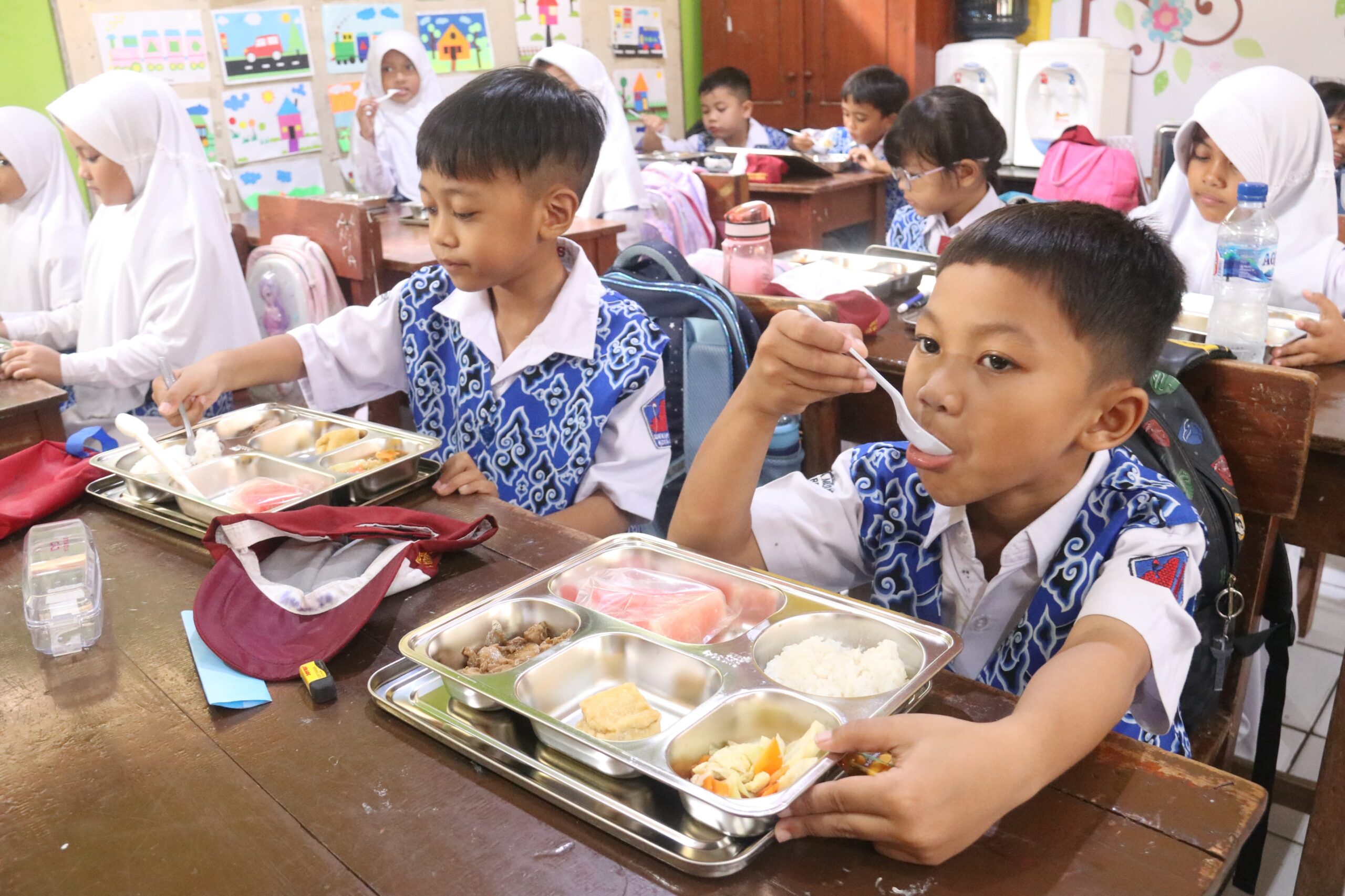 Pj Wali Kota Tinjau Hari Pertama Pelaksanaan Program Makan Bergizi Gratis