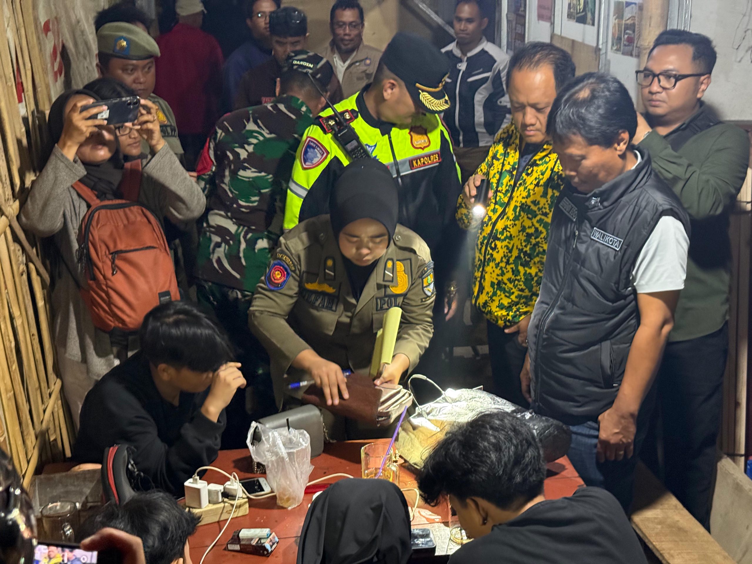 Wali Kota Pimpin Patroli Jam Malam Pelajar dan Razia Miras Secara Edukatif