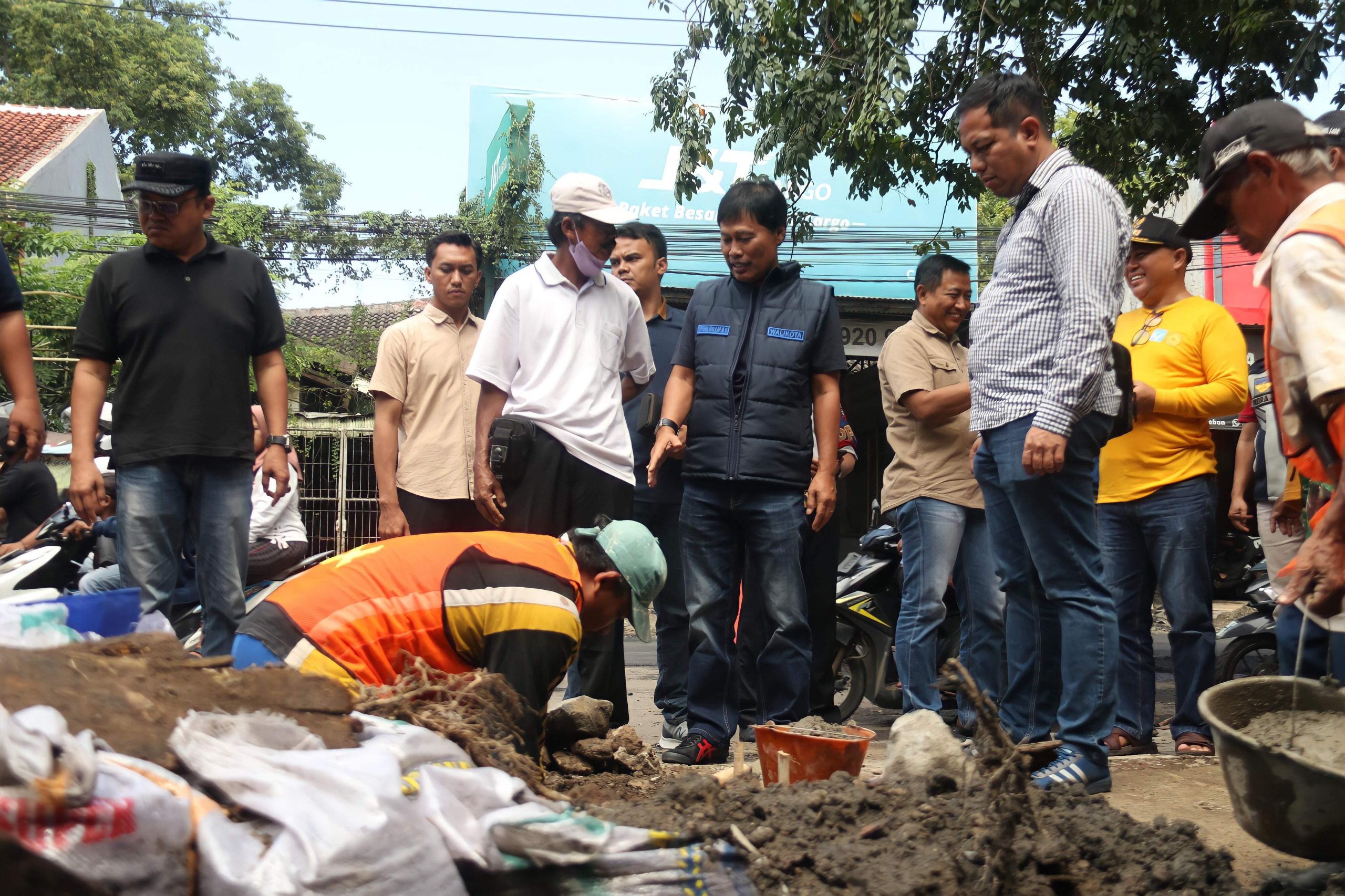 Wali Kota Cirebon Tinjau Proses Pengaspalan Jalan Ciremai Raya