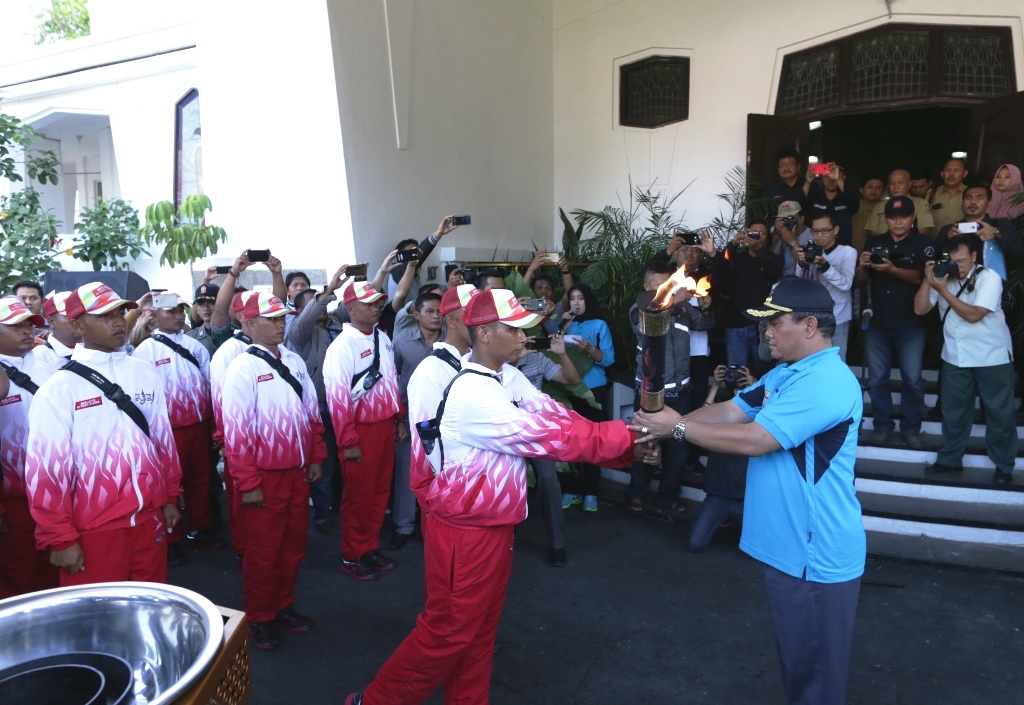 Api PON XIX Bermalam di Balaikota Cirebon