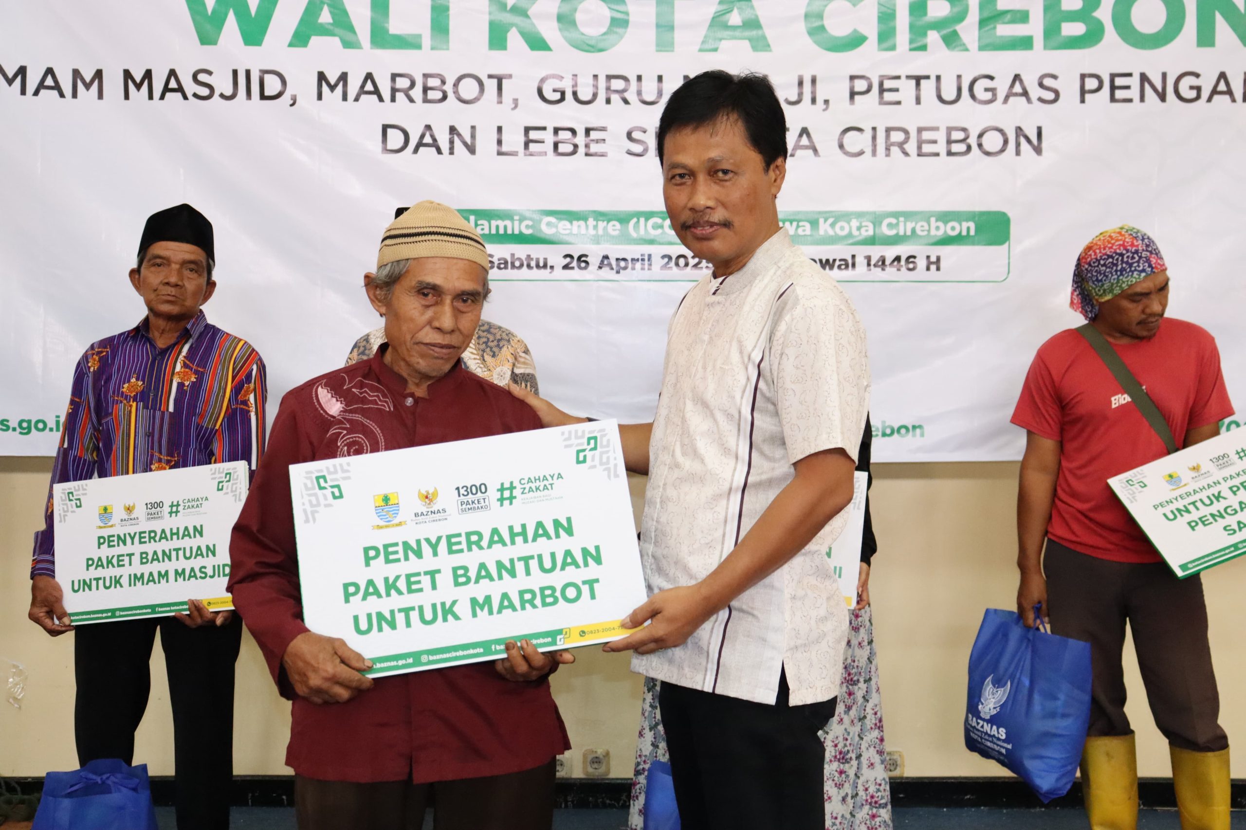 Pemkot Cirebon dan Baznas Serahkan Bantuan untuk Imam, Marbot, Guru Ngaji hingga Petugas Kebersihan