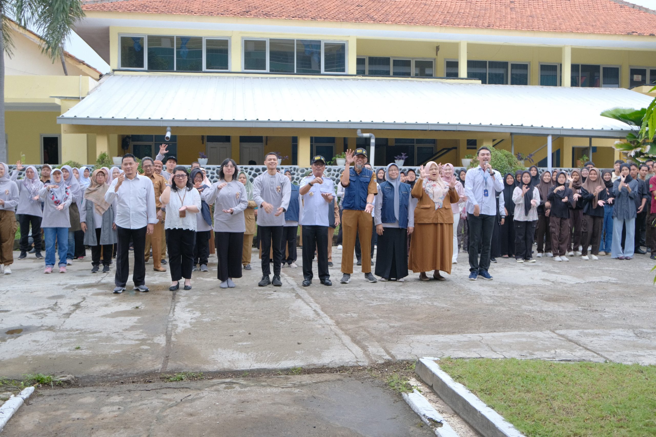 Membangun Generasi Berencana, Wali Kota Lepas Peserta Jambore Remaja dan Kukuhkan Duta GENRE 2025