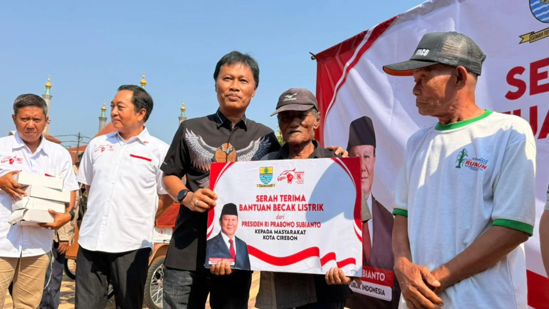 200 Becak Listrik Bantuan Presiden Diserahkan kepada Pengemudi di Kota Cirebon