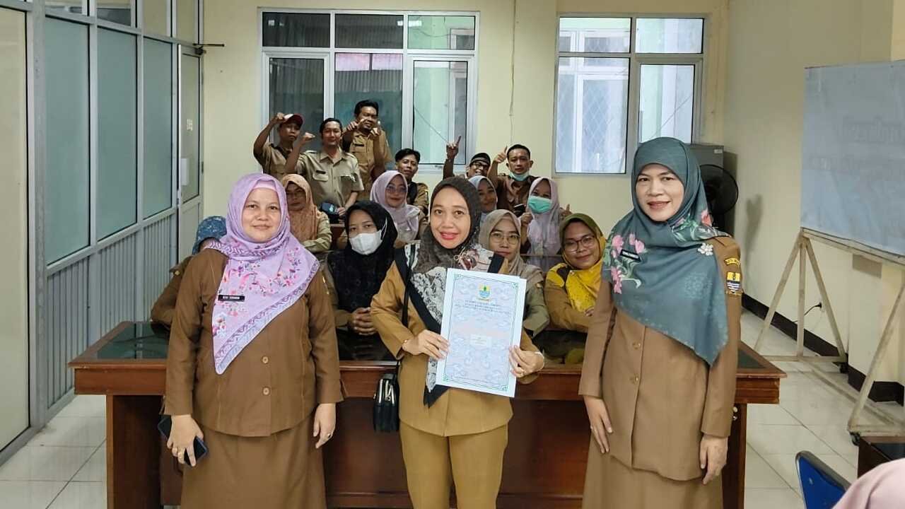Penyerahan SK PPPK Paruh Waktu Tahun 2025 di Lingkungan Dinas Kesehatan Kota Cirebon